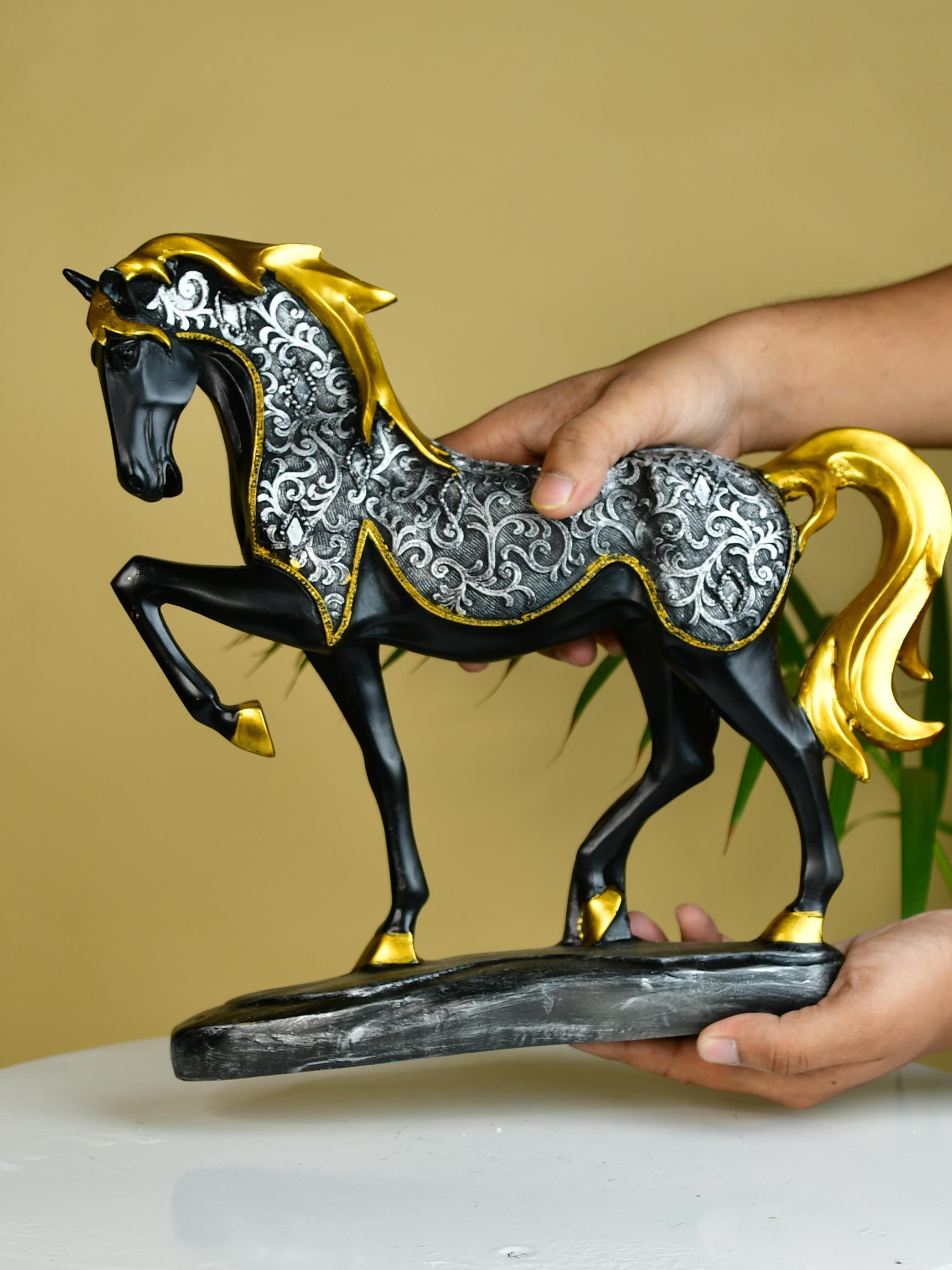 Mayii Resin Stallion Showpiece