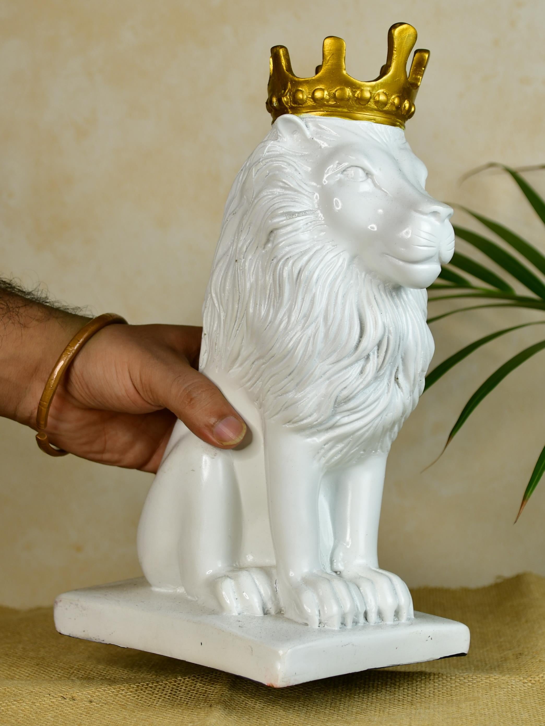 Mayii White Lion Showpiece