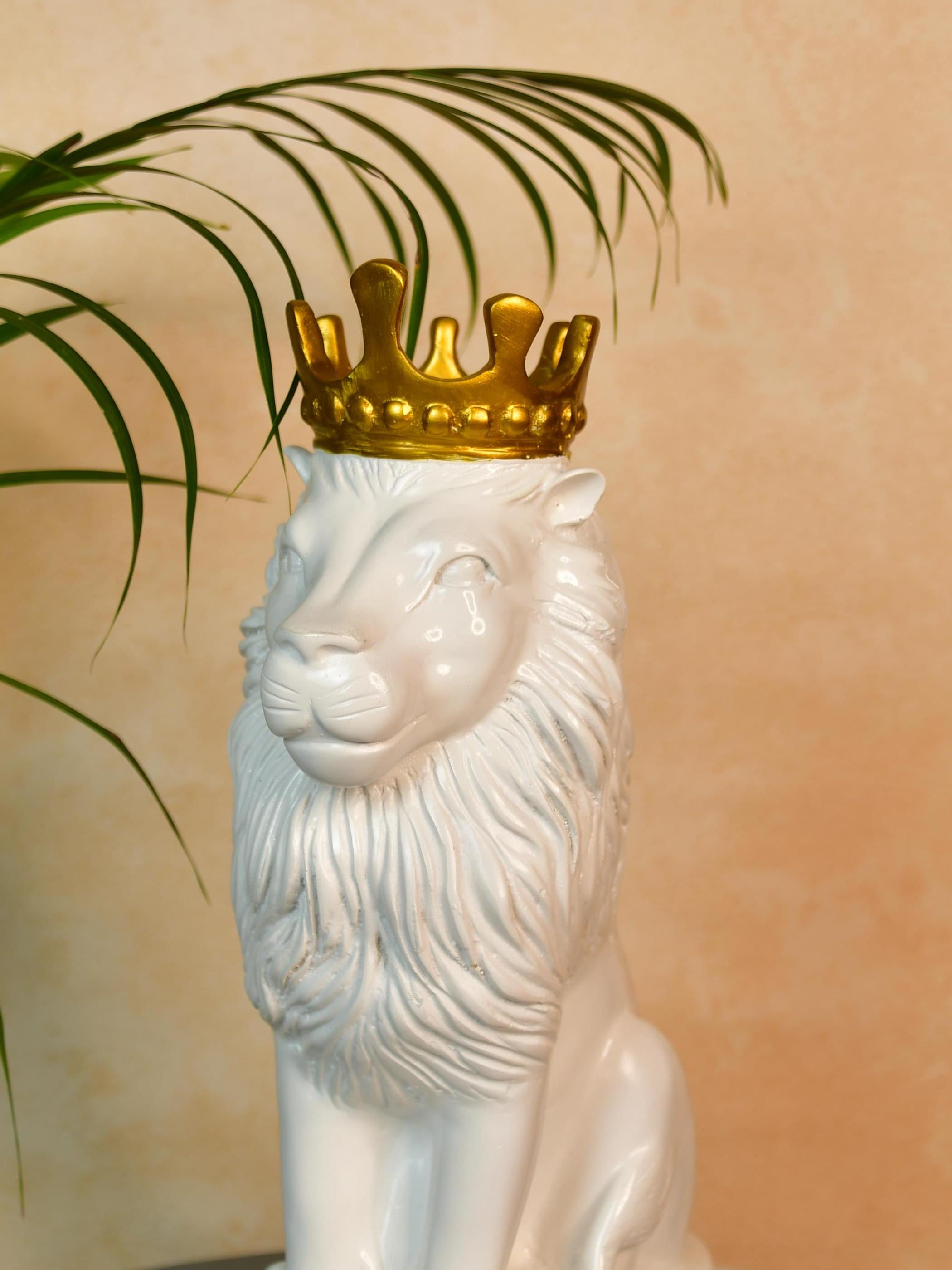 Mayii White Lion Showpiece