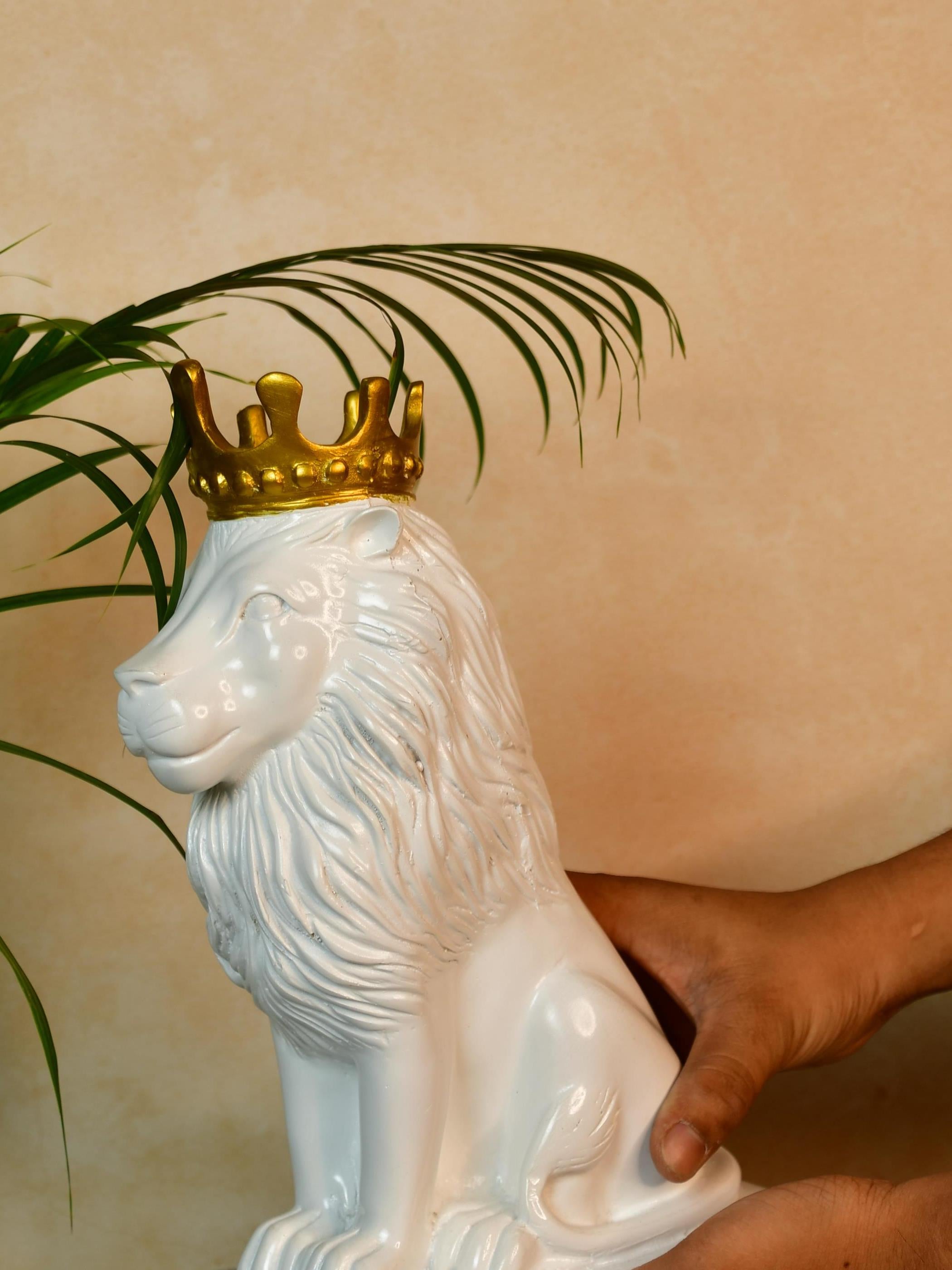 Mayii White Lion Showpiece