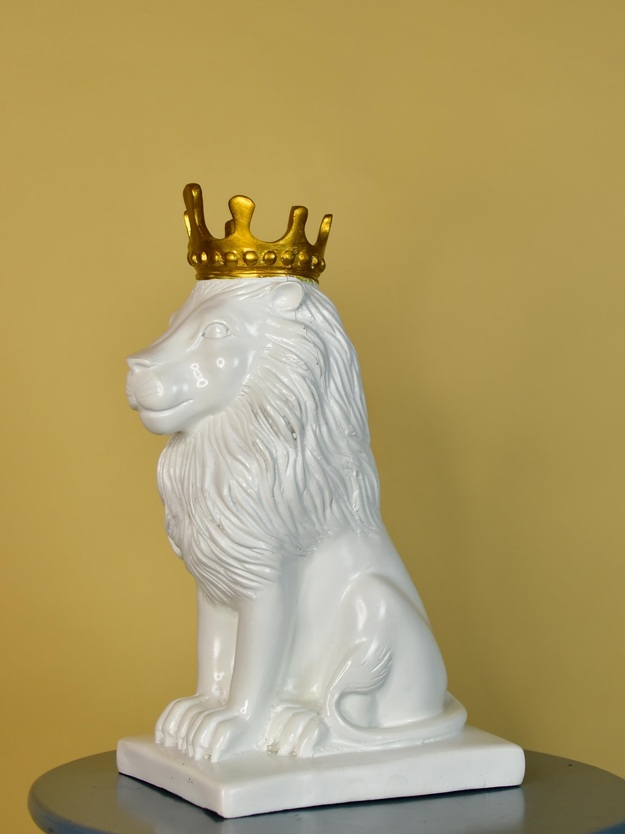 Mayii White Lion Showpiece